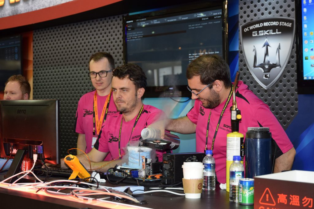 GIGABYTE OC Team with TeamAU members